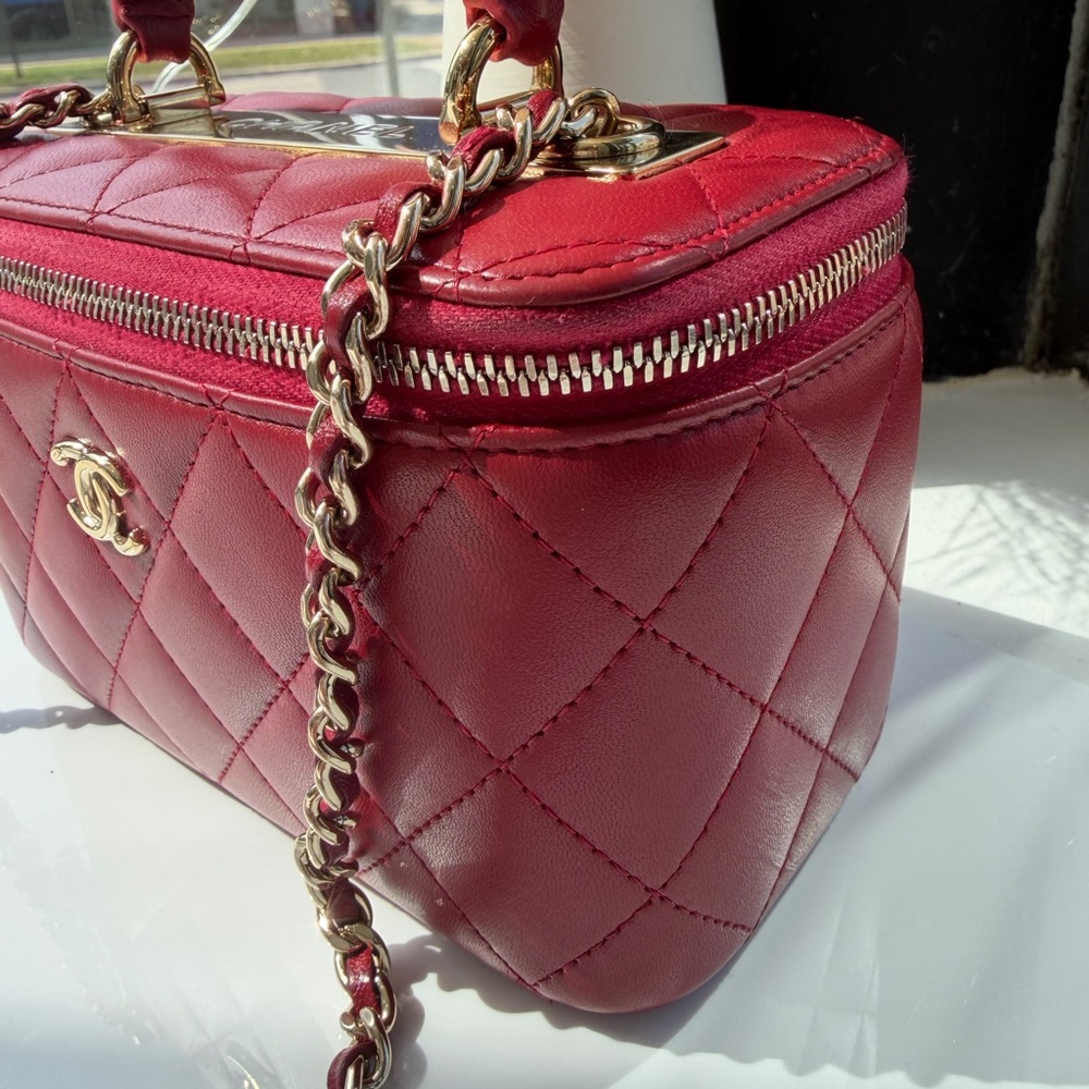 CHANEL Quilted Red Vanity Crossbody with Gold Hardware - Picture 2 of 9